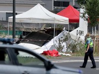 Tim penyelamat bekerja di lokasi kecelakaan pesawat di Tomblaine, Prancis, 28 Juni 2026. (REUTERS/Christian Hartmann)