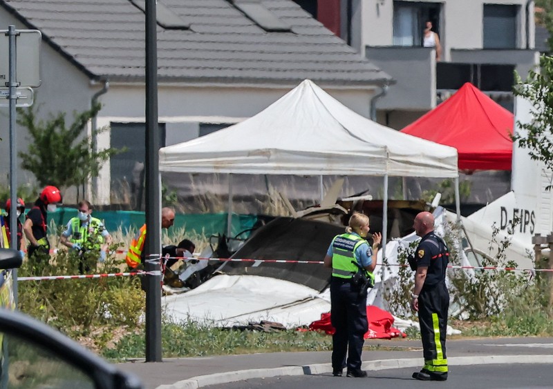 Tim penyelamat bekerja di lokasi kecelakaan pesawat di Tomblaine, Prancis, 28 Juni 2026. (REUTERS/Christian Hartmann)