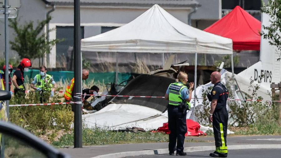 Tim penyelamat bekerja di lokasi kecelakaan pesawat di Tomblaine, Prancis, 28 Juni 2026. (REUTERS/Christian Hartmann)
