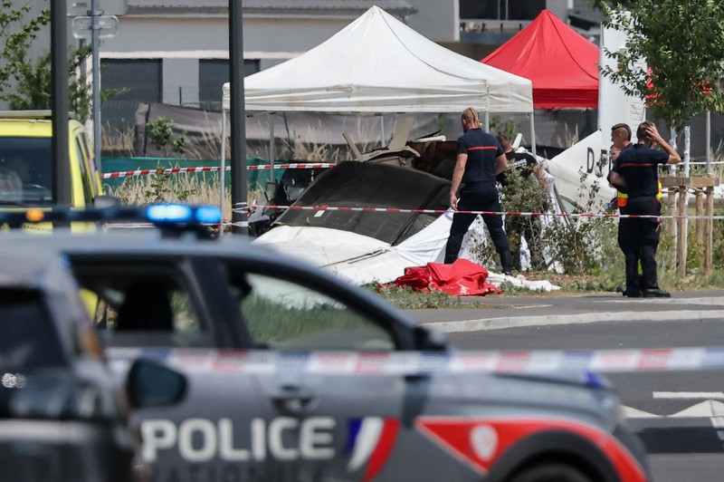 Tim penyelamat bekerja di lokasi kecelakaan pesawat di Tomblaine, Prancis, 28 Juni 2026. (REUTERS/Christian Hartmann)