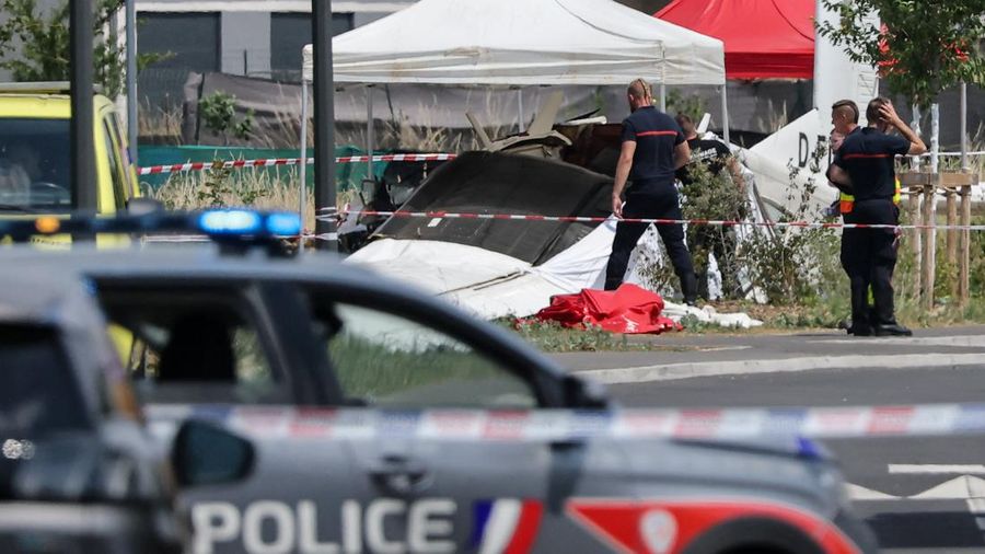 Tim penyelamat bekerja di lokasi kecelakaan pesawat di Tomblaine, Prancis, 28 Juni 2026. (REUTERS/Christian Hartmann)