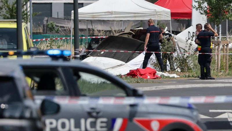 Tim penyelamat bekerja di lokasi kecelakaan pesawat di Tomblaine, Prancis, 28 Juni 2026. (REUTERS/Christian Hartmann)