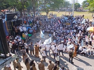 Omzet Anjlok, Pemasok Telur di Brebes Ikut Demo Dukung MBG Dilanjutkan