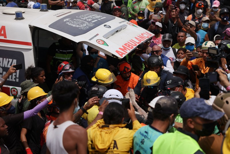 Orang-orang berkumpul saat petugas penyelamat membantu upaya penyelamatan setelah gempa bumi melanda negara itu, di La Guaira, Venezuela, 27 Juni 2026. (REUTERS/Maxwell Briceno)