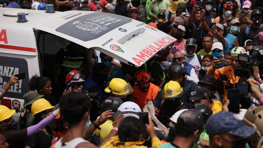 Anggota tim penyelamat membawa seseorang ke ambulans setelah gempa bumi melanda negara itu, di La Guaira, Venezuela, 28 Juni 2026.