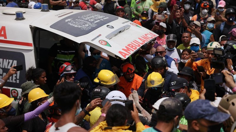 Anggota tim penyelamat membawa seseorang ke ambulans setelah gempa bumi melanda negara itu, di La Guaira, Venezuela, 28 Juni 2026.