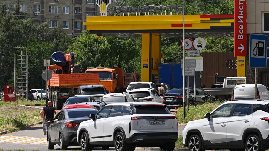 Beberapa stasiun pengisian bahan bakar di Rostov-on-Don, Rusia pada Senin (29/6/2026) menghadapi kekurangan bensin akibat pengurangan produksi di kilang-kilang utama, di tengah konflik Rusia-Ukraina. (REUTERS/Sergey Pivovarov)