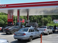 Beberapa stasiun pengisian bahan bakar di Rostov-on-Don, Rusia pada Senin (29/6/2026) menghadapi kekurangan bensin akibat pengurangan produksi di kilang-kilang utama, di tengah konflik Rusia-Ukraina. (REUTERS/Sergey Pivovarov)