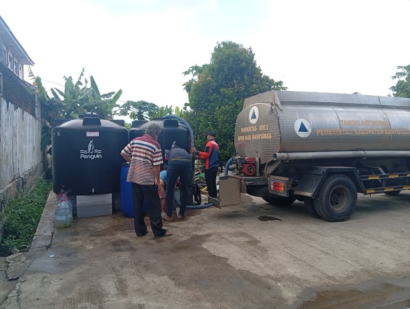 BPBD Kabupaten Banyumas mendistribusikan 5.000 liter air bersih ke masyarakat di daerah terdampak kekeringan, di Desa Taman Sari, Kecamatan Karanglewas, pada Minggu (28/6). (Dok. BPBD Kabupaten Banyumas)