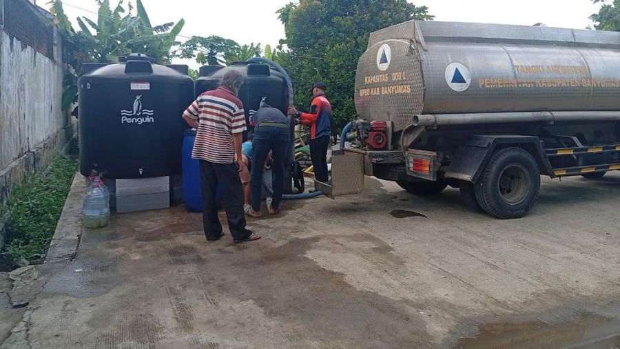 BPBD Kabupaten Banyumas mendistribusikan 5.000 liter air bersih ke masyarakat di daerah terdampak kekeringan, di Desa Taman Sari, Kecamatan Karanglewas, pada Minggu (28/6). (Dok. BPBD Kabupaten Banyumas)