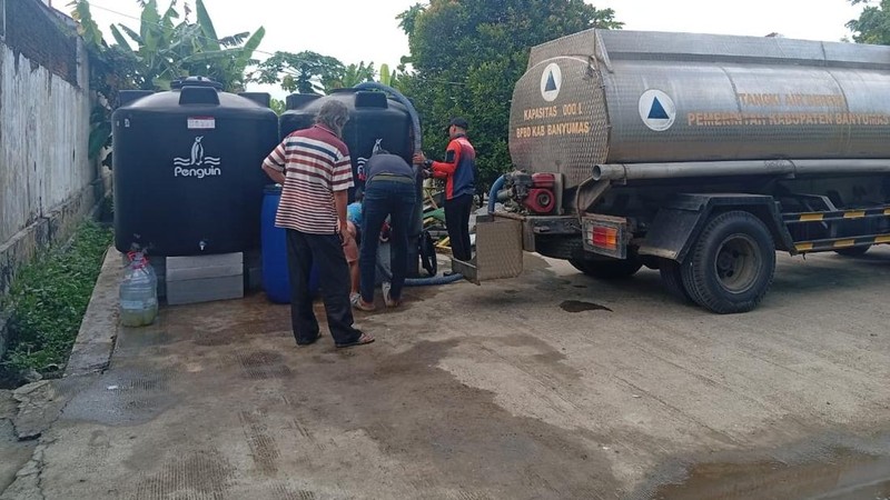 BPBD Kabupaten Banyumas mendistribusikan 5.000 liter air bersih ke masyarakat di daerah terdampak kekeringan, di Desa Taman Sari, Kecamatan Karanglewas, pada Minggu (28/6). (Dok. BPBD Kabupaten Banyumas)