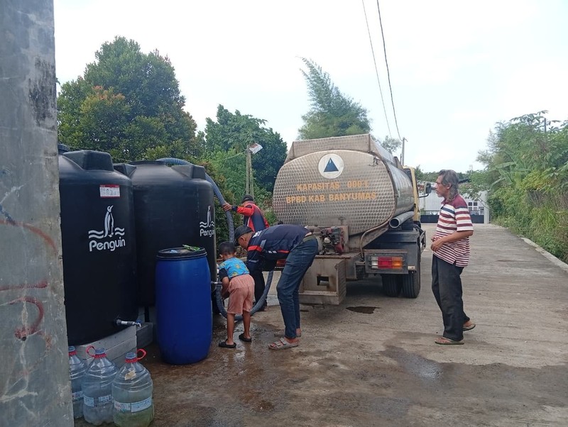 BPBD Kabupaten Banyumas mendistribusikan 5.000 liter air bersih ke masyarakat di daerah terdampak kekeringan, di Desa Taman Sari, Kecamatan Karanglewas, pada Minggu (28/6). (Dok. BPBD Kabupaten Banyumas)