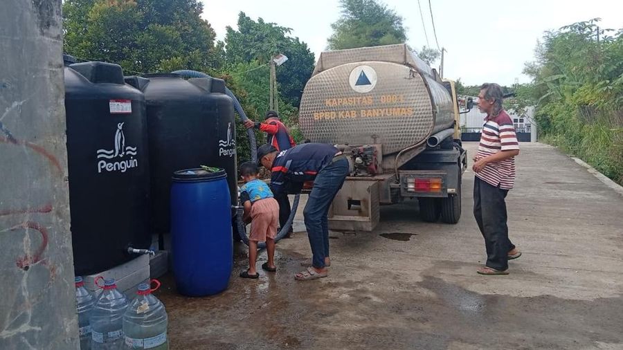BPBD Kabupaten Banyumas mendistribusikan 5.000 liter air bersih ke masyarakat di daerah terdampak kekeringan, di Desa Taman Sari, Kecamatan Karanglewas, pada Minggu (28/6). (Dok. BPBD Kabupaten Banyumas)