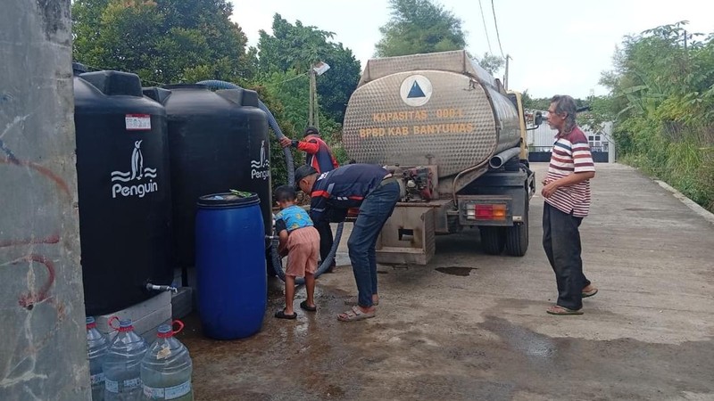 BPBD Kabupaten Banyumas mendistribusikan 5.000 liter air bersih ke masyarakat di daerah terdampak kekeringan, di Desa Taman Sari, Kecamatan Karanglewas, pada Minggu (28/6). (Dok. BPBD Kabupaten Banyumas)
