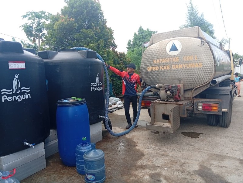 BPBD Kabupaten Banyumas mendistribusikan 5.000 liter air bersih ke masyarakat di daerah terdampak kekeringan, di Desa Taman Sari, Kecamatan Karanglewas, pada Minggu (28/6). (Dok. BPBD Kabupaten Banyumas)