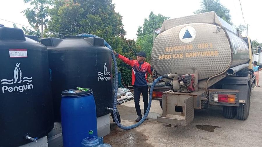 BPBD Kabupaten Banyumas mendistribusikan 5.000 liter air bersih ke masyarakat di daerah terdampak kekeringan, di Desa Taman Sari, Kecamatan Karanglewas, pada Minggu (28/6). (Dok. BPBD Kabupaten Banyumas)