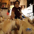 Harga ayam di penjual turun drastis ke Rp 13.000/kg di pasar Kebayoran Lama, Jakarta, Senin (29/6/2026). (CNBC Indonesia/Tri Susilo)