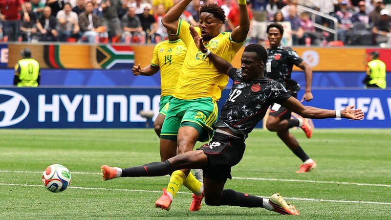 Ime Okon berduel dengan Tani Oluwaseyi dalam pertandingan babak 32 besar Piala Dunia FIFA 2026 antara Afrika Selatan dan Kanada di Los Angeles Stadium, Inglewood, California, Amerika Serikat, Minggu (28/6/2026).