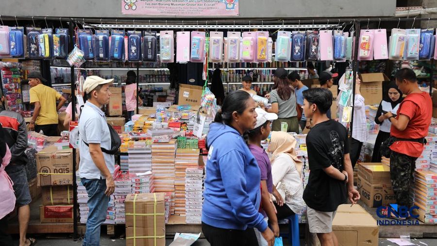Jelang tahun ajaran baru, pedagang alat tulis mulai menjamur di Pasar Pagi Asemka, Tambora, Jakarta, Senin (29/6/2026). (CNBC Indonesia/Tri Susilo)