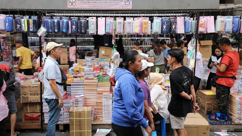 Jelang tahun ajaran baru, pedagang alat tulis mulai menjamur di Pasar Pagi Asemka, Tambora, Jakarta, Senin (29/6/2026). (CNBC Indonesia/Tri Susilo)