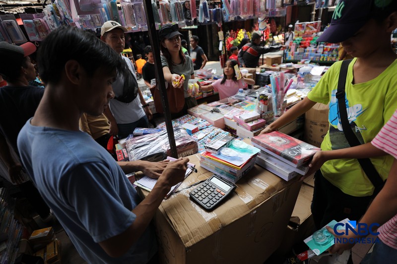 Jelang tahun ajaran baru, pedagang alat tulis mulai menjamur di Pasar Pagi Asemka, Tambora, Jakarta, Senin (29/6/2026). (CNBC Indonesia/Tri Susilo)