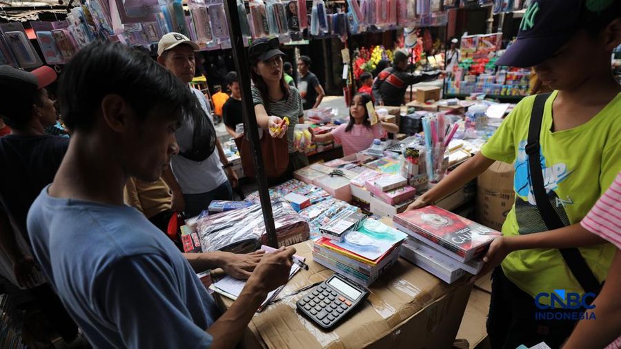 Jelang tahun ajaran baru, pedagang alat tulis mulai menjamur di Pasar Pagi Asemka, Tambora, Jakarta, Senin (29/6/2026). (CNBC Indonesia/Tri Susilo)