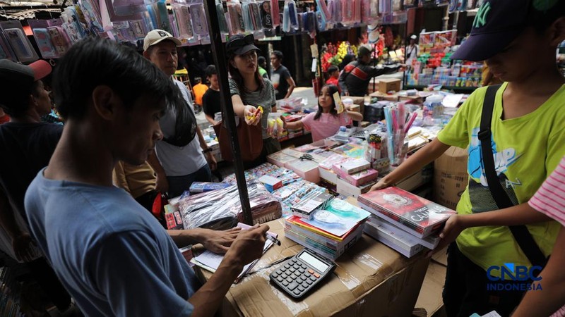Jelang tahun ajaran baru, pedagang alat tulis mulai menjamur di Pasar Pagi Asemka, Tambora, Jakarta, Senin (29/6/2026). (CNBC Indonesia/Tri Susilo)