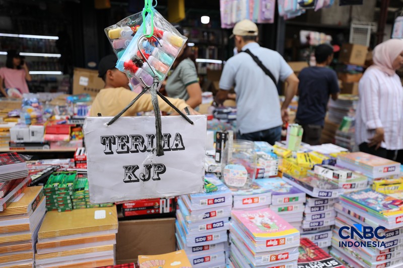 Jelang tahun ajaran baru, pedagang alat tulis mulai menjamur di Pasar Pagi Asemka, Tambora, Jakarta, Senin (29/6/2026). (CNBC Indonesia/Tri Susilo)