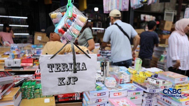 Jelang tahun ajaran baru, pedagang alat tulis mulai menjamur di Pasar Pagi Asemka, Tambora, Jakarta, Senin (29/6/2026). (CNBC Indonesia/Tri Susilo)