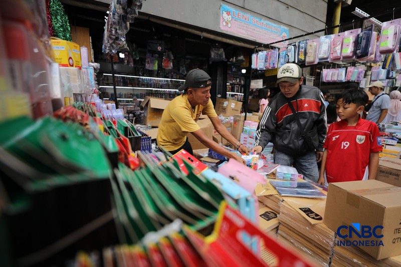 Jelang tahun ajaran baru, pedagang alat tulis mulai menjamur di Pasar Pagi Asemka, Tambora, Jakarta, Senin (29/6/2026). (CNBC Indonesia/Tri Susilo)