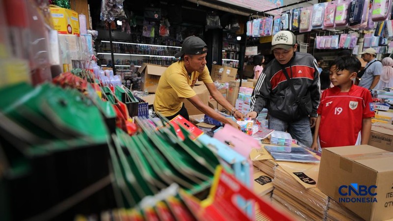 Jelang tahun ajaran baru, pedagang alat tulis mulai menjamur di Pasar Pagi Asemka, Tambora, Jakarta, Senin (29/6/2026). (CNBC Indonesia/Tri Susilo)