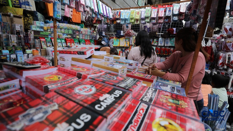 Jelang tahun ajaran baru, pedagang alat tulis mulai menjamur di Pasar Pagi Asemka, Tambora, Jakarta, Senin (29/6/2026). (CNBC Indonesia/Tri Susilo)