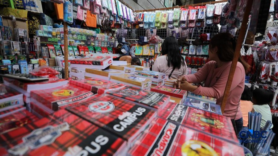 Jelang tahun ajaran baru, pedagang alat tulis mulai menjamur di Pasar Pagi Asemka, Tambora, Jakarta, Senin (29/6/2026). (CNBC Indonesia/Tri Susilo)