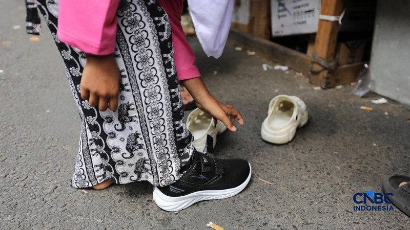 Jelang tahun ajaran baru, pedagang alat tulis mulai menjamur di Pasar Pagi Asemka, Tambora, Jakarta, Senin (29/6/2026). (CNBC Indonesia/Tri Susilo)