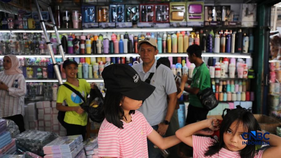 Jelang tahun ajaran baru, pedagang alat tulis mulai menjamur di Pasar Pagi Asemka, Tambora, Jakarta, Senin (29/6/2026). (CNBC Indonesia/Tri Susilo)