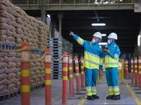 Karyawan SIG melakukan pengecekan semen kantong Dynamix di storage area pabrik Narogong, Jawa Barat (Dok PT Semen Indonesia (Persero) Tbk)