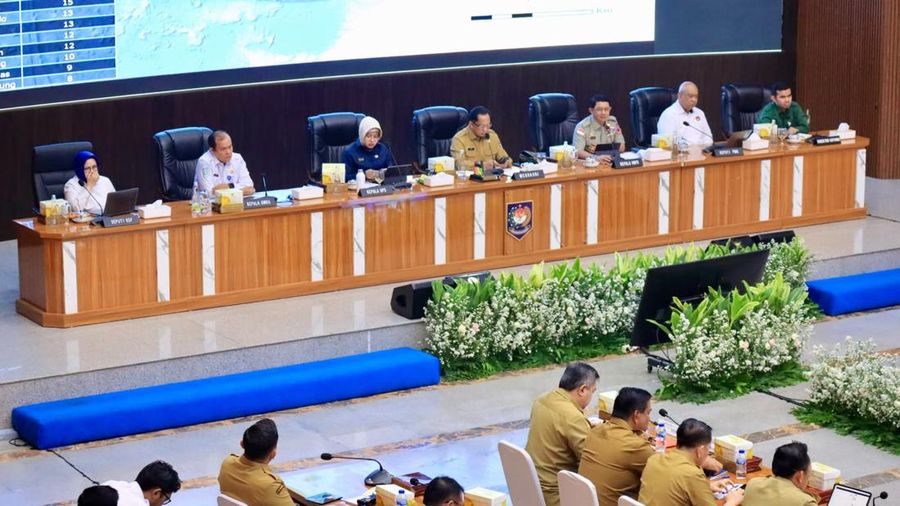 Kepala BNPB Letjen TNI Dr. Suharyanto, S.Sos, M.M beserta jajaran, menghadiri rapat Koordinasi, Sosialisasi dan Kesiapsiagaan dalam menghadapi fenomena El Nino yang di gelar di Ruang Rapat Sasana Bhakti Praja, Gedung C, Kementerian Dalam Negeri (Kemendagri), Senin (29/06). (Dok. BNPB)