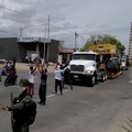 Kesedihan dan kemarahan menyelimuti negara bagian pesisir La Guaira, Venezuela, pada Minggu (28/6/2026), ketika keluarga korban gempa memblokir alat berat penyelamat dan menuntut akses ke lokasi bencana. Mereka berjaga di sekitar reruntuhan bangunan