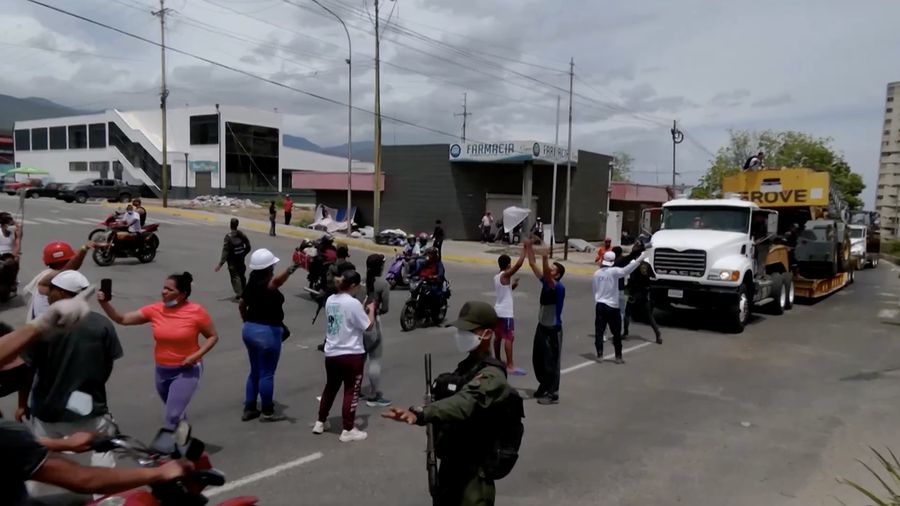 Kesedihan dan kemarahan menyelimuti negara bagian pesisir La Guaira, Venezuela, pada Minggu (28/6/2026), ketika keluarga korban gempa memblokir alat berat penyelamat dan menuntut akses ke lokasi bencana. Mereka berjaga di sekitar reruntuhan bangunan