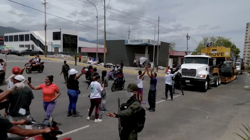 Kesedihan dan kemarahan menyelimuti negara bagian pesisir La Guaira, Venezuela, pada Minggu (28/6/2026), ketika keluarga korban gempa memblokir alat berat penyelamat dan menuntut akses ke lokasi bencana. Mereka berjaga di sekitar reruntuhan bangunan