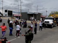 Kesedihan dan kemarahan menyelimuti negara bagian pesisir La Guaira, Venezuela, pada Minggu (28/6/2026), ketika keluarga korban gempa memblokir alat berat penyelamat dan menuntut akses ke lokasi bencana. Mereka berjaga di sekitar reruntuhan bangunan