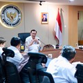Ketua Dewan Ekonomi Nasional (DEN) Luhut Binsar Pandjaitan melakukan pertemuan dengan dua Wakil Kepala Badan Gizi Nasional (BGN) dalam rangka evaluasi dan perbaikan tata kelola program flagship Presiden. (Instagram/luhut.pandjaitan)