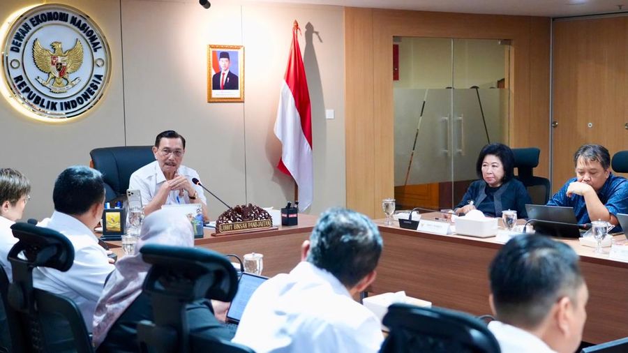 Ketua Dewan Ekonomi Nasional (DEN) Luhut Binsar Pandjaitan melakukan pertemuan dengan dua Wakil Kepala Badan Gizi Nasional (BGN) dalam rangka evaluasi dan perbaikan tata kelola program flagship Presiden. (Instagram/luhut.pandjaitan)
