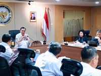Ketua Dewan Ekonomi Nasional (DEN) Luhut Binsar Pandjaitan melakukan pertemuan dengan dua Wakil Kepala Badan Gizi Nasional (BGN) dalam rangka evaluasi dan perbaikan tata kelola program flagship Presiden. (Instagram/luhut.pandjaitan)
