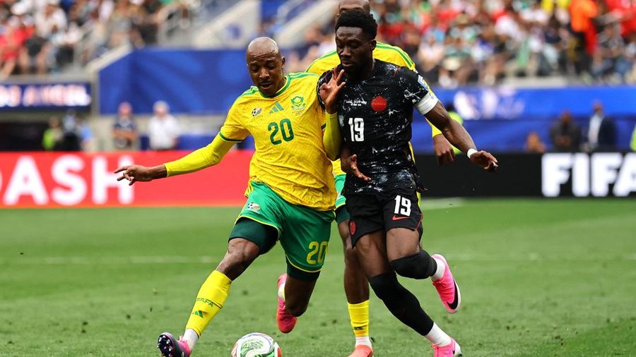 Khuliso Mudau berduel dengan Alphonso Davies dalam pertandingan babak 32 besar Piala Dunia FIFA 2026 antara Afrika Selatan dan Kanada di Los Angeles Stadium, Inglewood, California, Amerika Serikat, Minggu (28/6/2026).