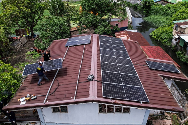 Masyarakat di Filipina berbondong-bondong memasang panel surya di atap rumah untuk menghindari beban kenaikan harga listrik yang tinggi. (REUTERS/Noel Celis)