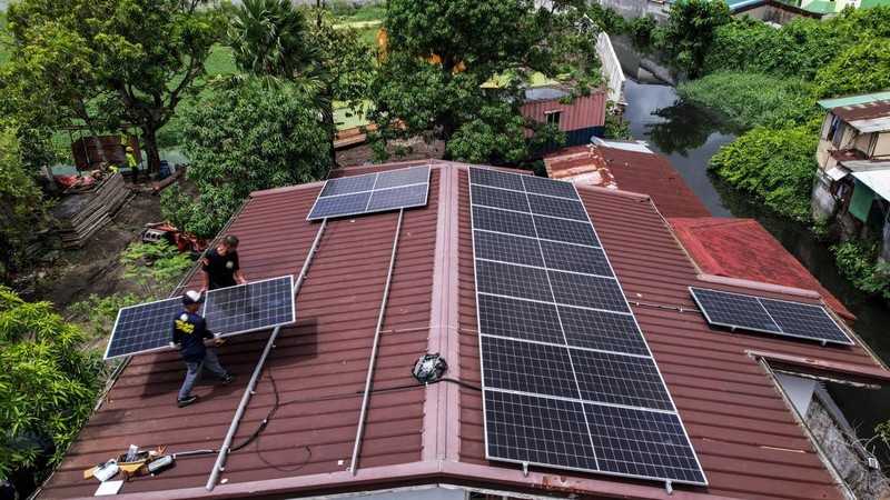 Masyarakat di Filipina berbondong-bondong memasang panel surya di atap rumah untuk menghindari beban kenaikan harga listrik yang tinggi. (REUTERS/Noel Celis)