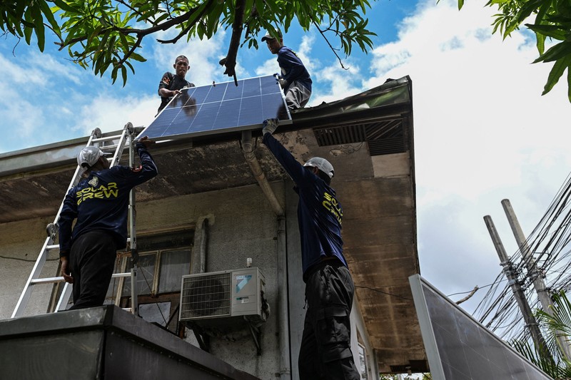 Masyarakat di Filipina berbondong-bondong memasang panel surya di atap rumah untuk menghindari beban kenaikan harga listrik yang tinggi. (REUTERS/Noel Celis)