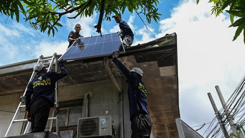 Masyarakat di Filipina berbondong-bondong memasang panel surya di atap rumah untuk menghindari beban kenaikan harga listrik yang tinggi. (REUTERS/Noel Celis)