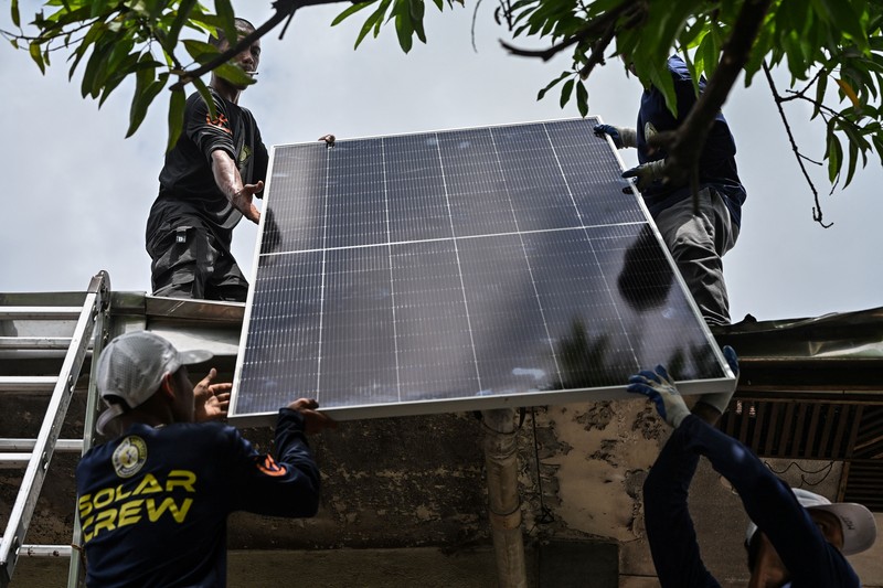 Masyarakat di Filipina berbondong-bondong memasang panel surya di atap rumah untuk menghindari beban kenaikan harga listrik yang tinggi. (REUTERS/Noel Celis)